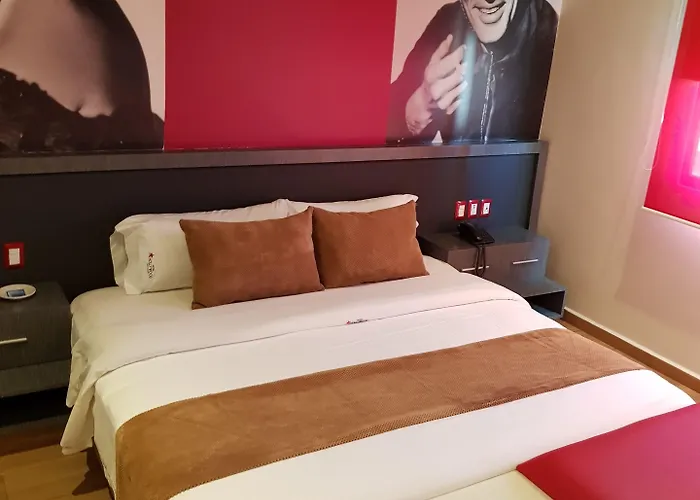 & Hollywood Hotel