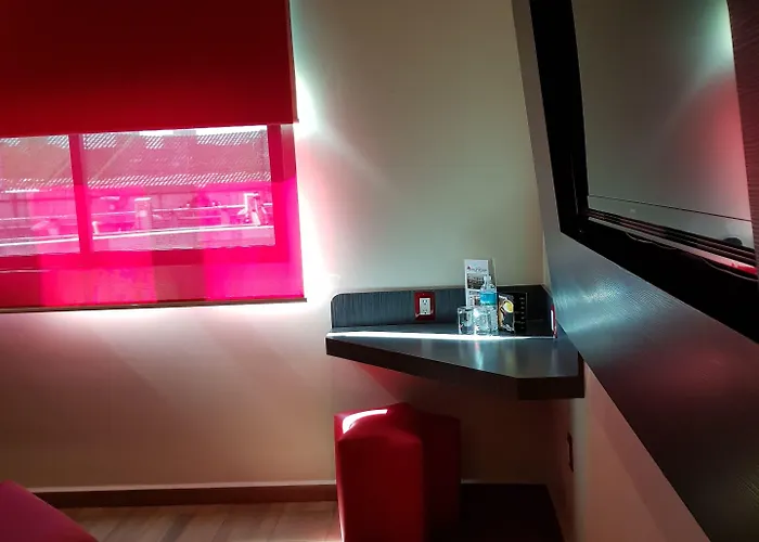 & Hollywood Hotel