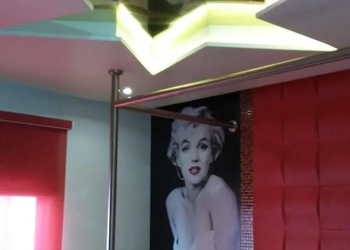 & Hollywood Hotel