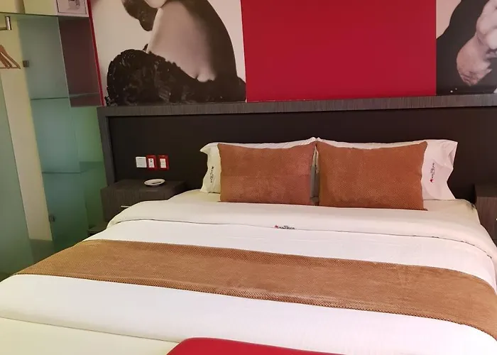 & Hollywood Hotel 4*
